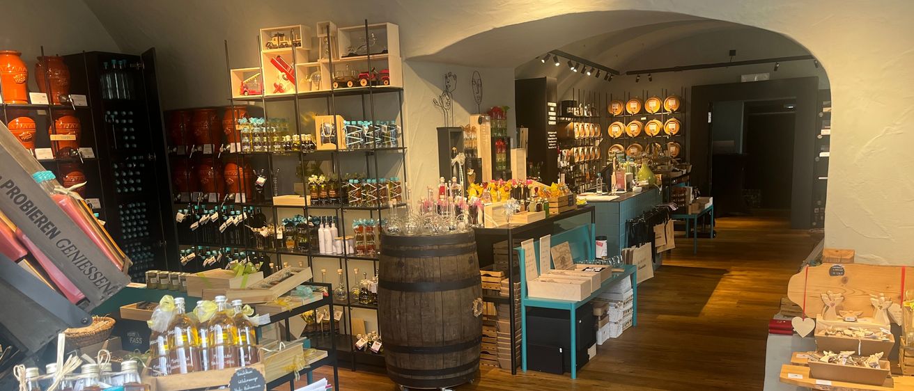 Bild enthält, Indoors, Interior Design, Floor, Architecture, Building, Wood, Flooring, Hardwood, Shop