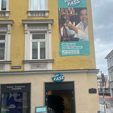 Bild enthält, Advertisement, City, Urban, Building, Adult, Female, Person, Woman, Poster, Face