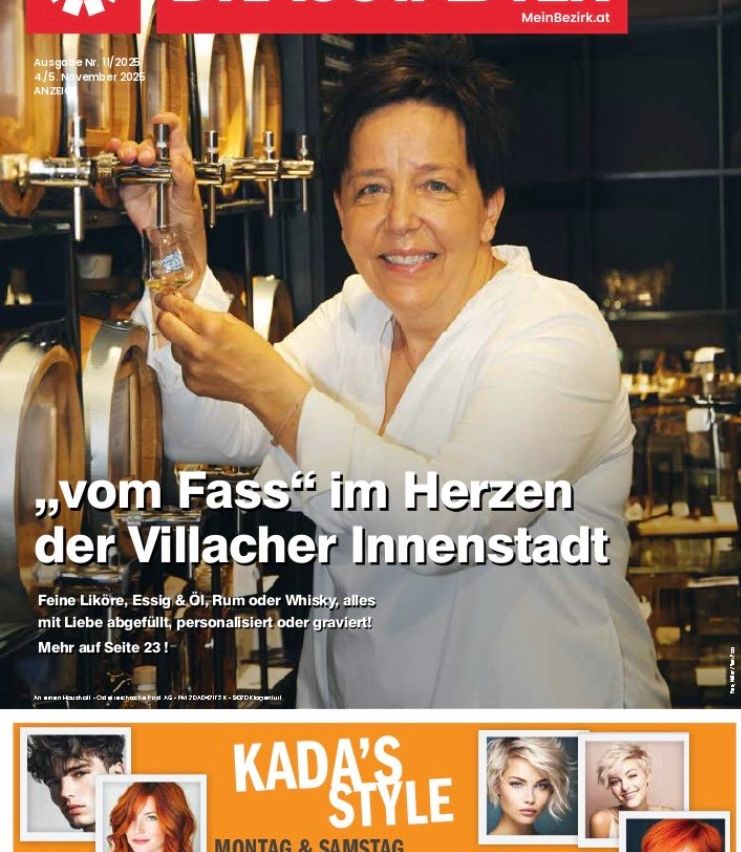 Eine lächelnde Frau hält ein Glas mit Flüssigkeit in einer Bar. Hinter ihr sind Fässer und Regale mit verschiedenen Gegenständen zu sehen. Das Bild zeigt Text über eine Zeitschrift, ein Datum und eine Werbung.