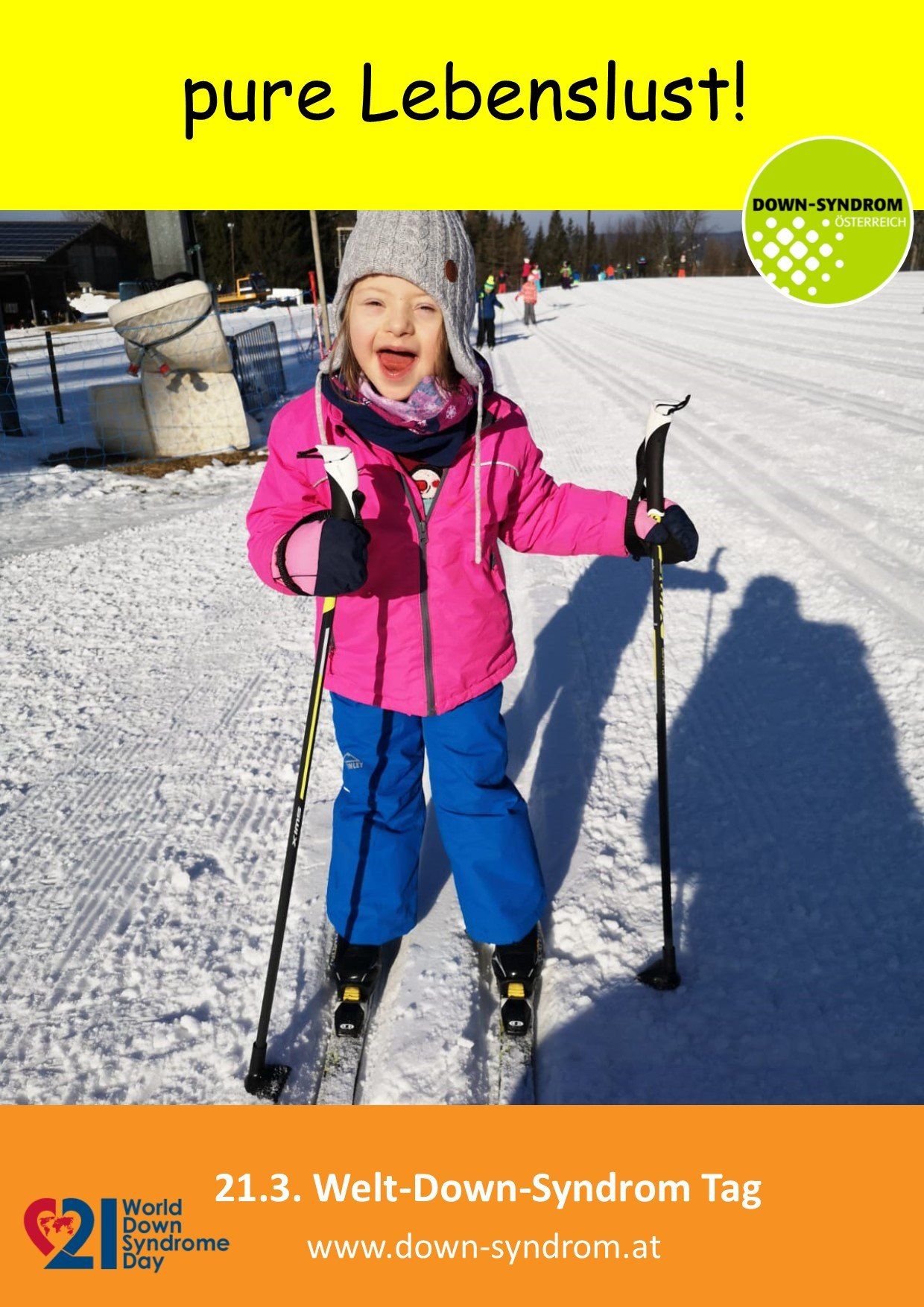 Ein junges Mädchen mit Down-Syndrom lächelt auf einer Skipiste, hält Skistöcke in der Hand, und ihr Schatten wird auf den Schnee hinter ihr geworfen.