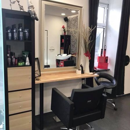 Bild enthält, Indoors, Chair, Furniture, Beauty Salon