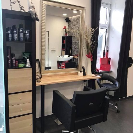 Bild enthält, Indoors, Chair, Furniture, Beauty Salon