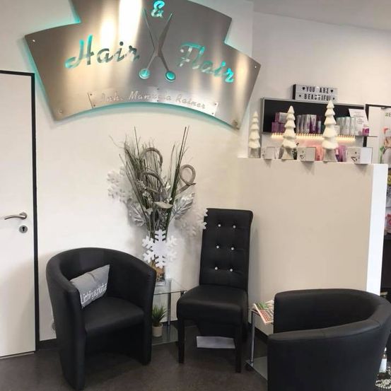 Bild enthält, Indoors, Chair, Furniture, Beauty Salon