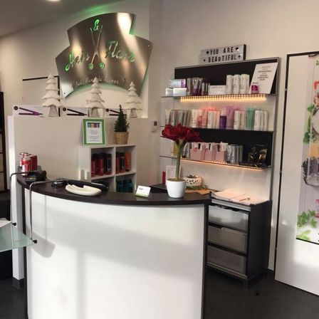 Bild enthält, Indoors, Shop, Market, Grocery Store, Supermarket, Architecture, Building, Furniture, Table, Checkout Counter