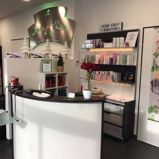 Bild enthält, Indoors, Shop, Market, Grocery Store, Supermarket, Architecture, Building, Furniture, Table, Checkout Counter