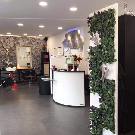 Bild enthält, Indoors, Plant, Potted Plant, Architecture, Building, Foyer, Shop, Floor