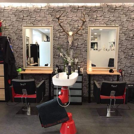Bild enthält, Indoors, Barbershop, Beauty Salon, Chair, Furniture, Electronics, Speaker