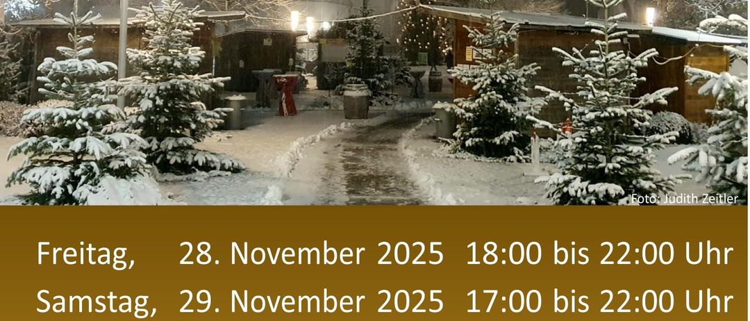 Eine verschneite Nacht in einem Dorf mit einer Kirche im Hintergrund. Es gibt Kiefern, Straßenlaternen und ein kleines Gebäude. Termine und Zeiten für Veranstaltungen sind unten aufgeführt.