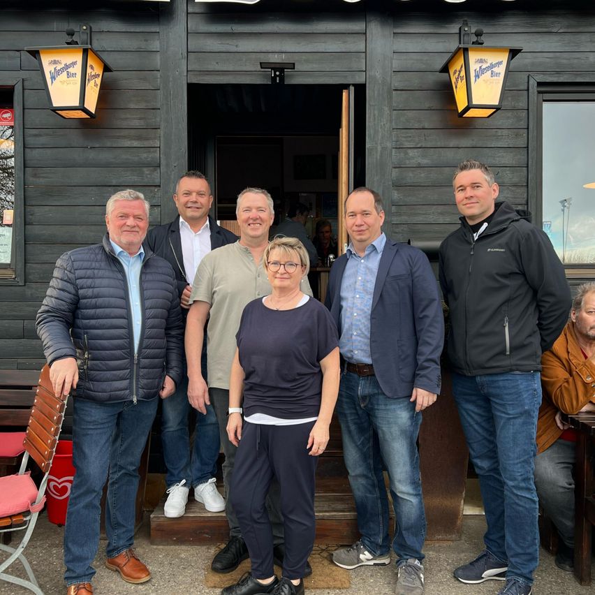 Bild enthält, Pants, Jeans, Jacket, People, Person, Portrait, Shelter, Shoe, Adult, Man