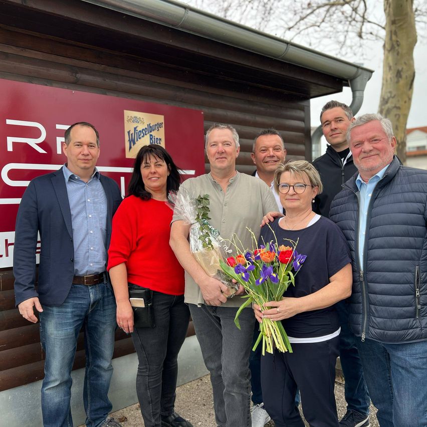 Bild enthält, Flower, Flower Arrangement, Flower Bouquet, Pants, Jacket, People, Person, Jeans, Adult, Man