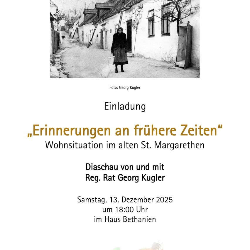 Ein Schwarz-Weiß-Foto zeigt eine Frau vor einem Haus. Das Foto hat einen Wasserzeichen von Georg Kugler. Unten ist ein Text in goldener Farbe.