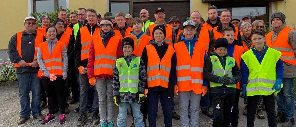 Bild enthält, Person, Worker, People, Groupshot, Jeans, Adult, Male, Man, Shoe, Vest