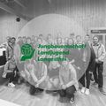Eine Gruppe junger Landwirte und junger Landfrauen posiert für ein Foto in einem Raum mit Holzwänden. Sie lächeln und scheinen Teil einer Organisation zu sein.