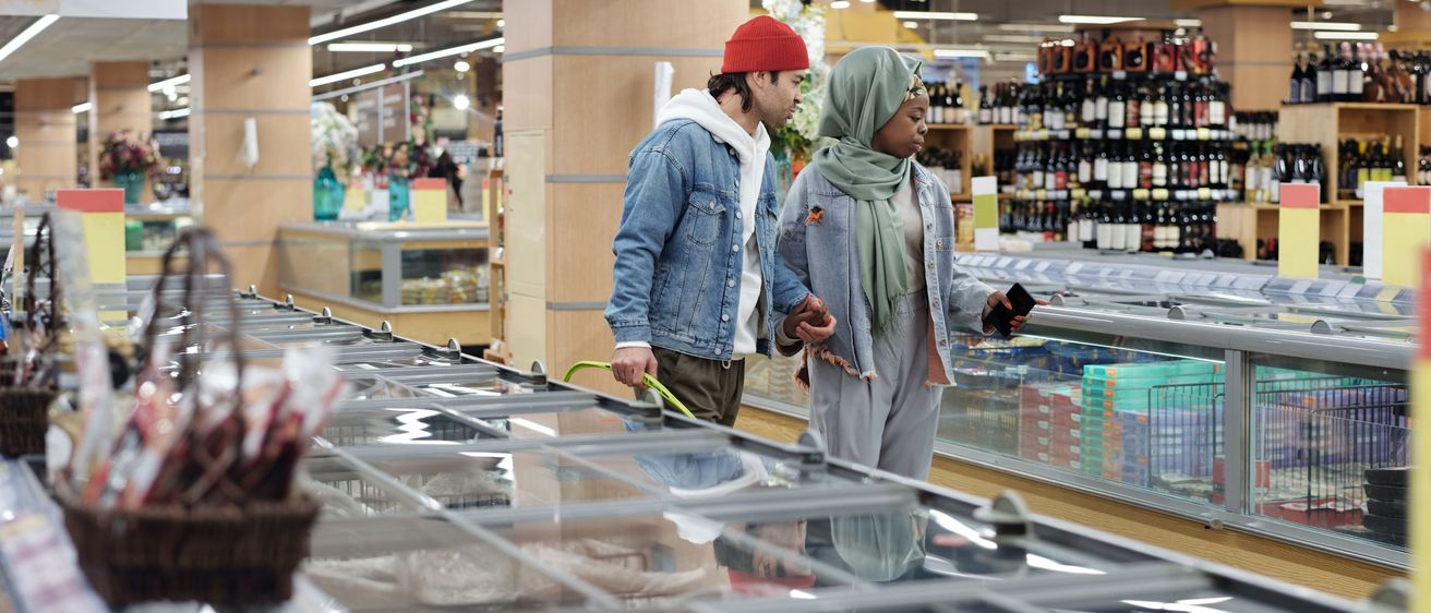 Bild enthält, Adult, Female, Person, Woman, Male, Man, Shop, Indoors, Coat, Grocery Store