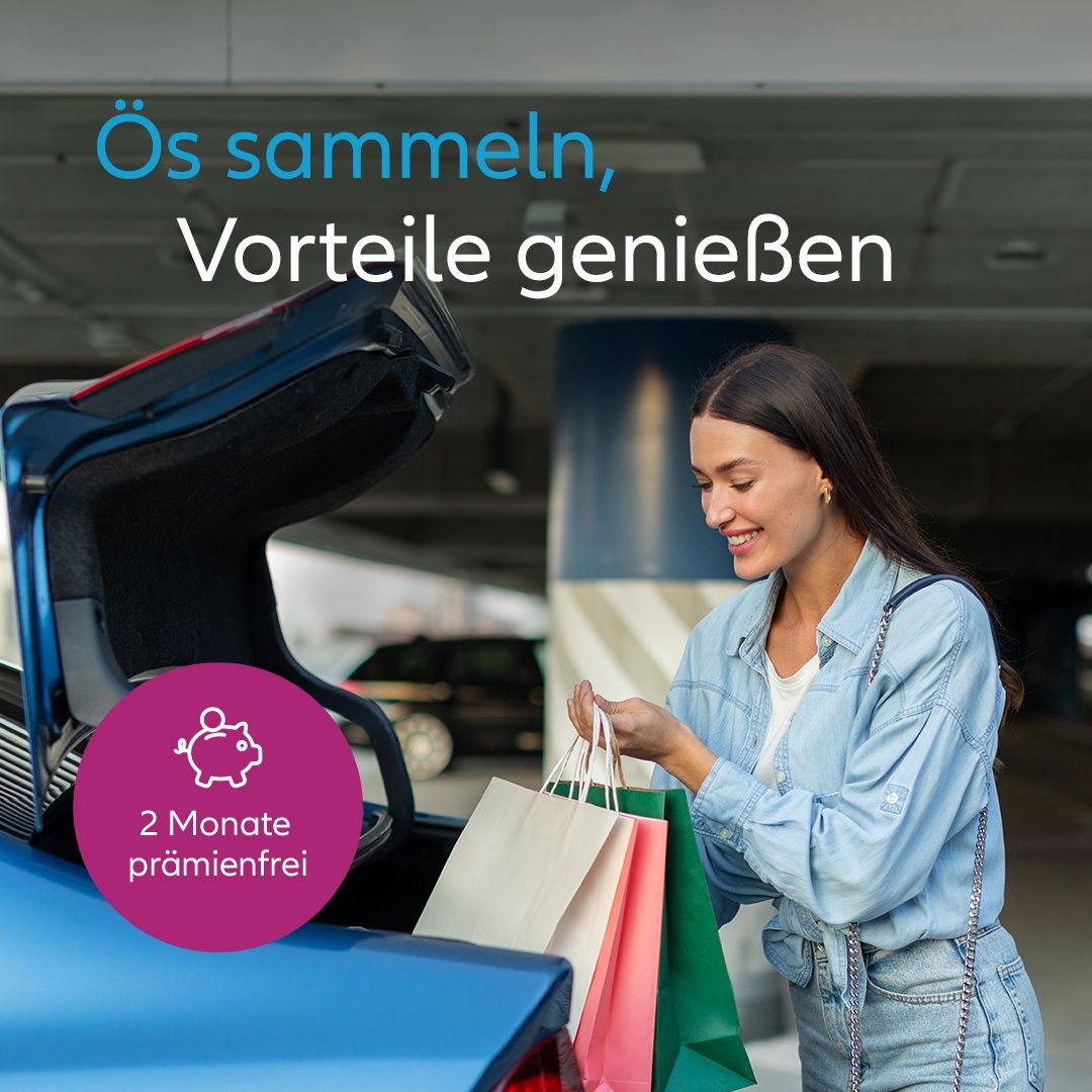 Eine Frau mit Einkaufstäschen vor einem offenen Kofferraum. Der Text lautet, Ös sammeln, Vorteile genießen. Ein Logo in der Mitte zeigt 2 Monate prämienfrei.