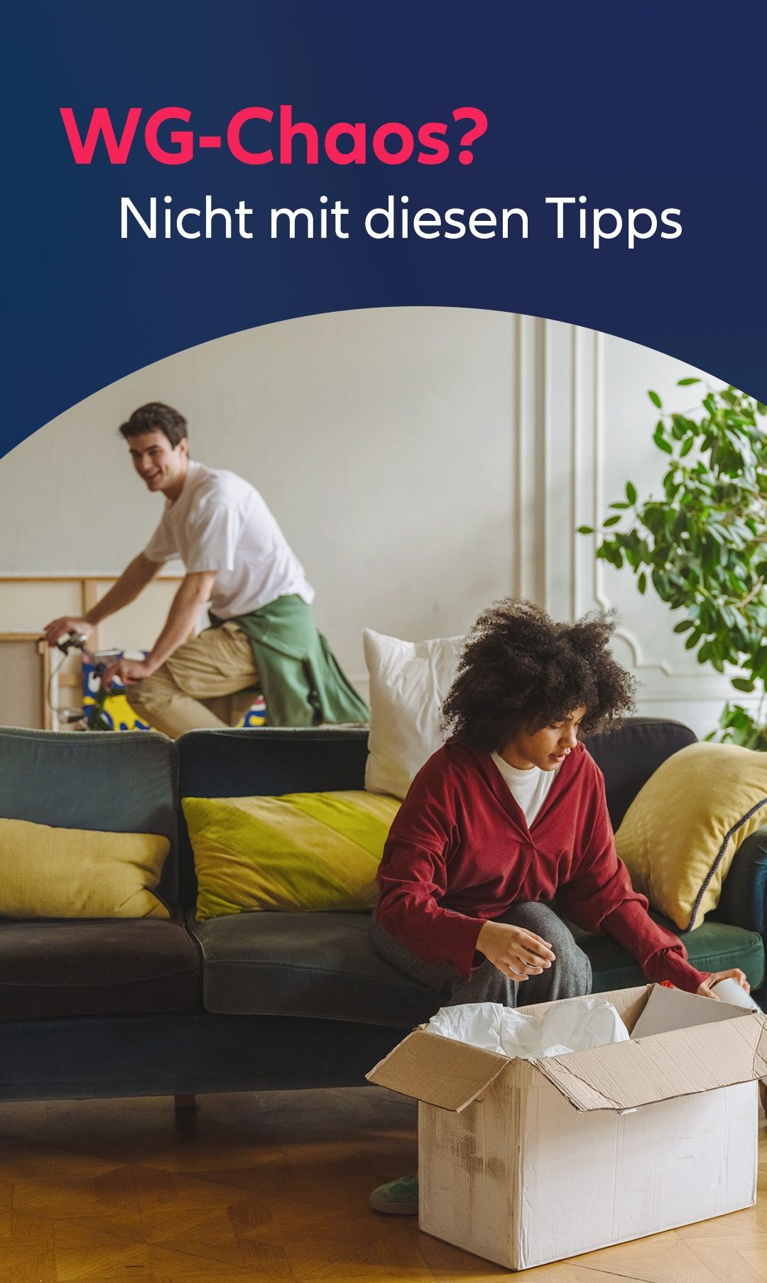 Ein Mann in einem weißen T-Shirt und grüner Schürze bewegt ein Fahrrad in einem Raum. Eine Frau mit lockigen Haaren sitzt auf einem Sofa und hält eine Box und einen Becher.