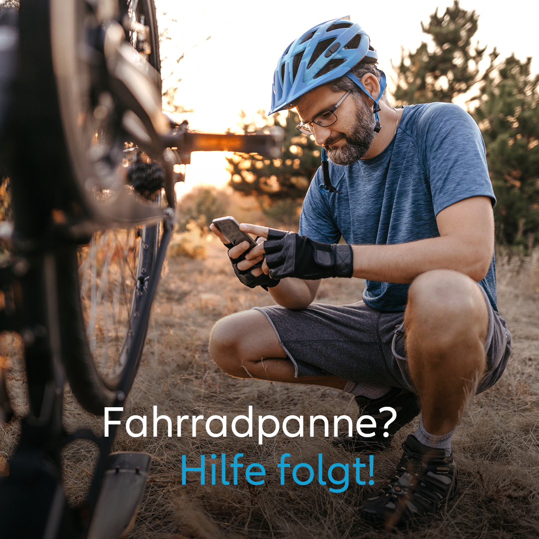 Ein Mann in einem Helm und mit Brille kniet neben einem Fahrrad und schaut auf sein Smartphone. Der Text lautet 'Fahrradpannen? Hilfe folgt!'.