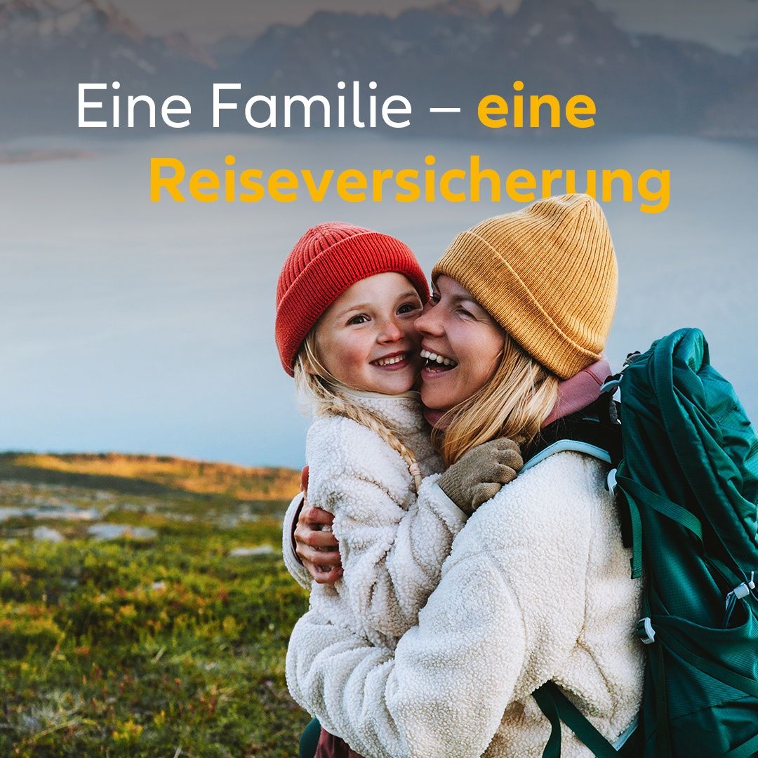 Eine Mutter und ein Kind umarmen sich im Freien. Die Mutter trägt einen Rucksack und beide lächeln. Im Hintergrund befindet sich ein See und Berge. Der Text lautet 'Eine Familie - eine Reiseversicherung.'