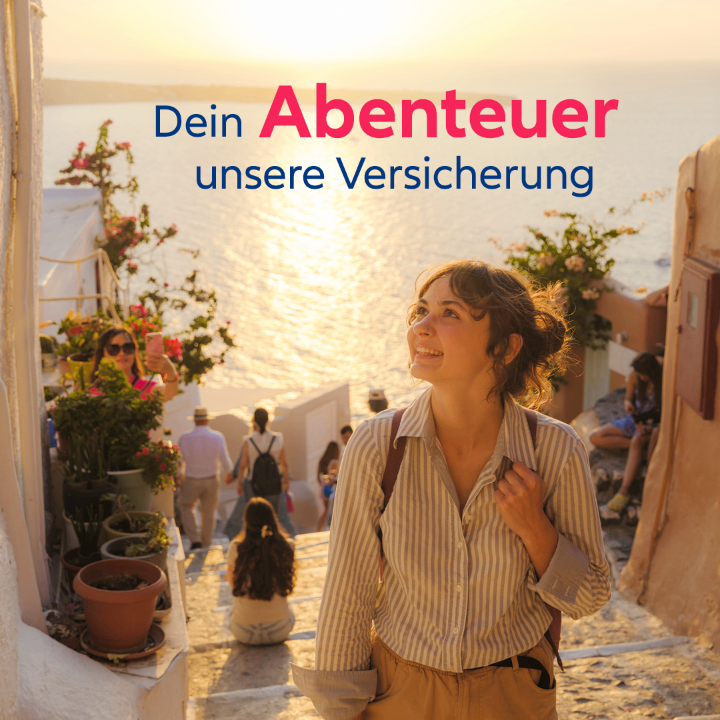 A smiling woman in a striped shirt walks down a path with a sea view. Behind her, several people are walking on the path. Plants and flowers are on the left. The text 'Dein Abenteuer unsere Versicherung' is written in red.