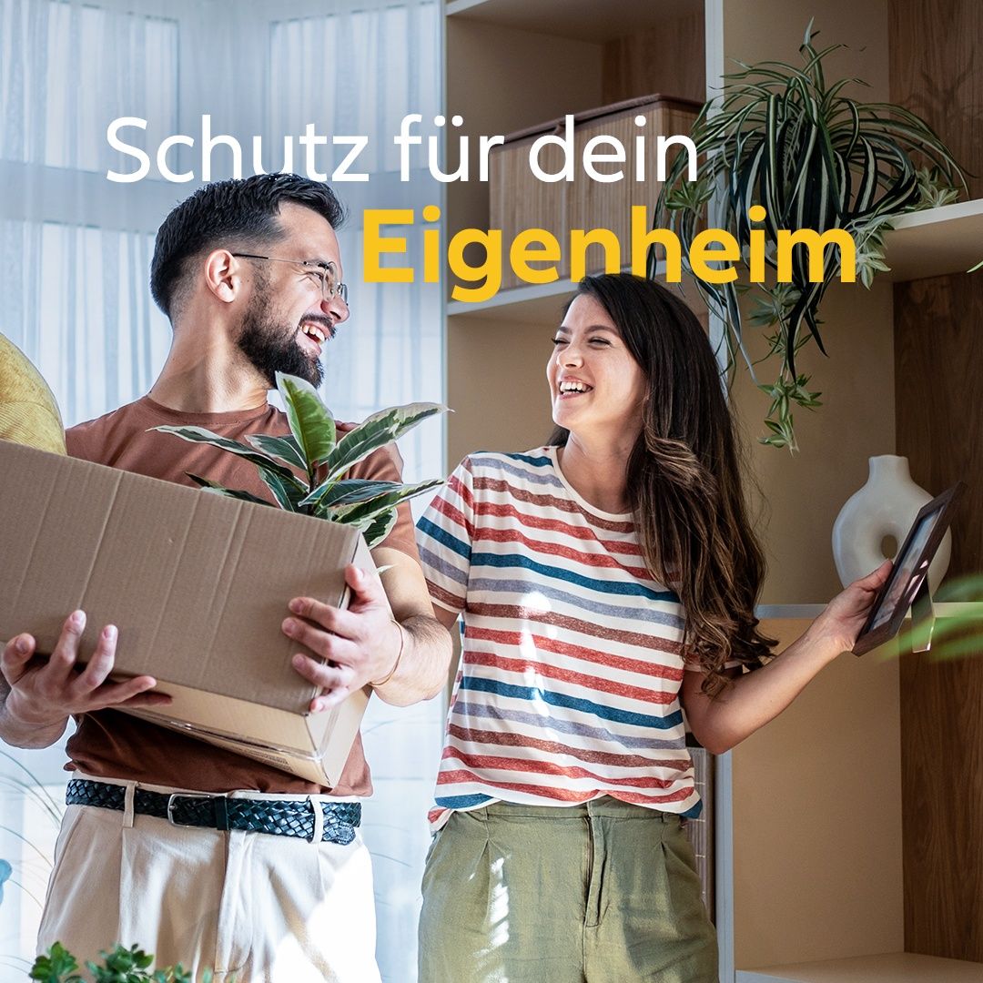Ein Mann und eine Frau lächeln und halten eine Box und ein Tablet. Der Mann hat eine Pflanze in der Box. Der Text 'Schutz für dein Eigentum' steht oben im Bild.