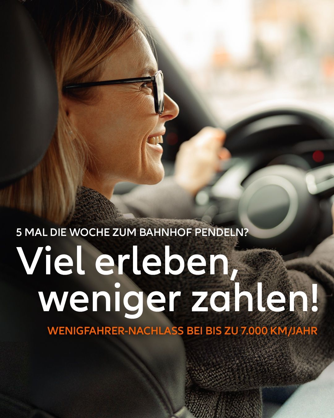 Eine Frau mit Brille fährt ein Auto, lächelt und schaut nach vorne. Der Armaturenbrett des Autos ist sichtbar, und der Text lautet: '5 Mal die Woche zum Bahnhof pendeln?' und 'Viel erleben, weniger zahlen!' darunter.