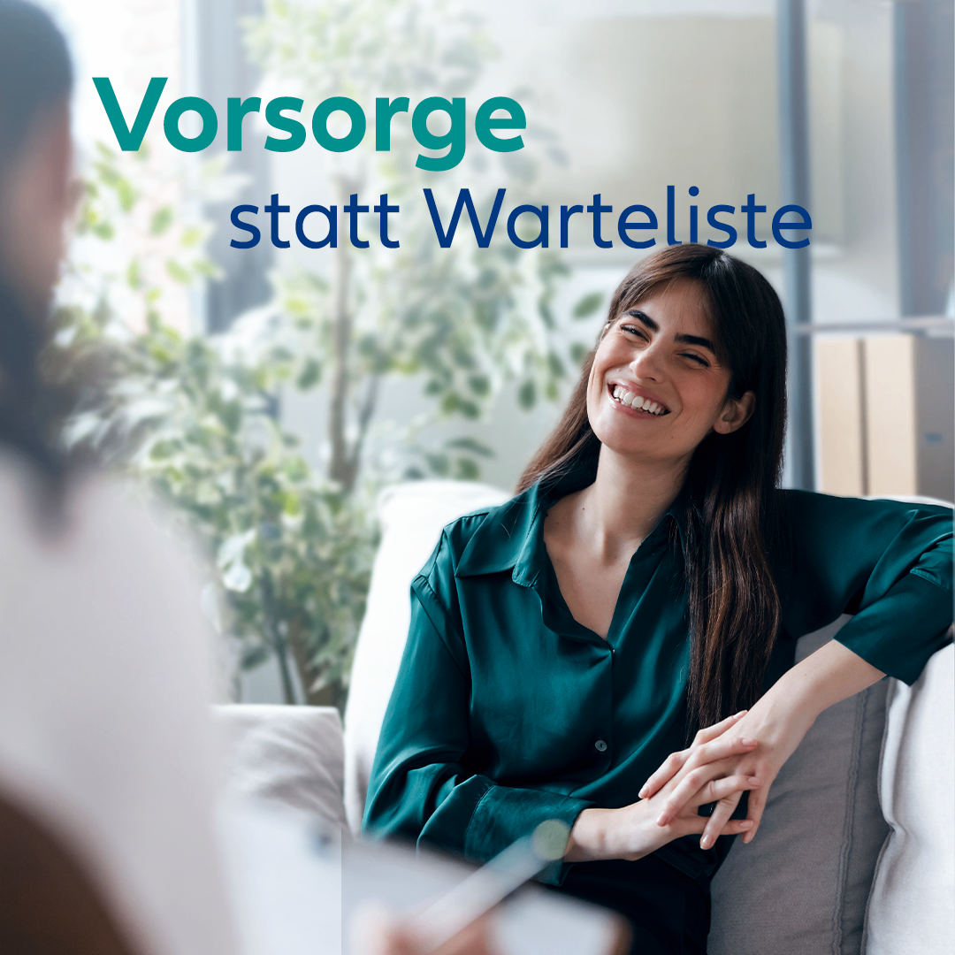 A smiling woman in a teal blouse sits on a couch, holding a pen and paper, while another person holds a pen in front of her. The background features a plant and a blurred office setting. The text reads 'Vorsorge statt Warteliste'.