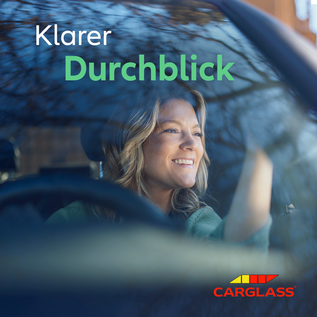 Eine lächelnde Frau fährt ein Auto mit einer klaren Windschutzscheibe. Der Text 'Klarer Durchblick' ist über ihrem Kopf angezeigt. Das Carglass-Logo ist unten rechts sichtbar.