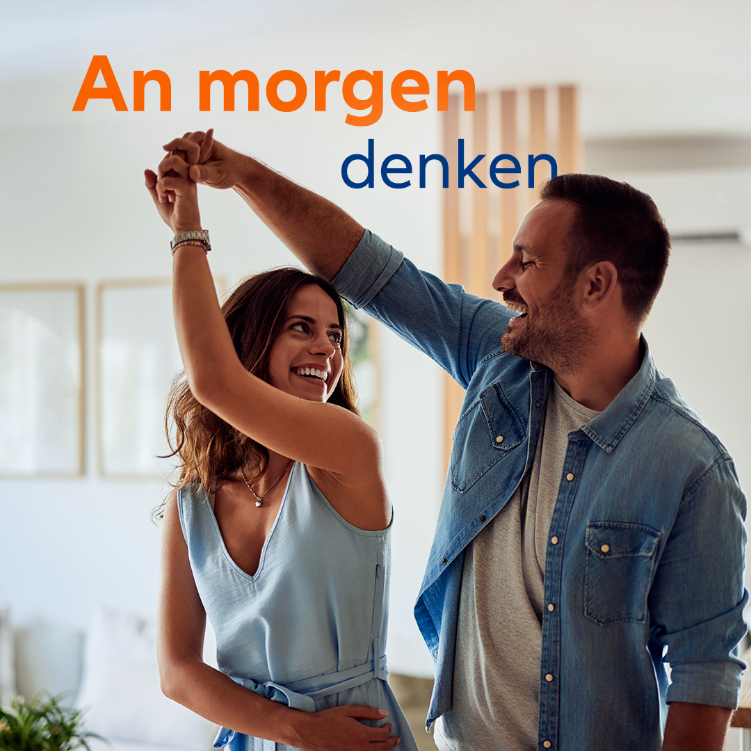Ein Mann und eine Frau tanzen zusammen in einem Raum, lächeln und halten Händchen. Der Mann trägt eine Jeansjacke und die Frau ein blaues Kleid. Die Worte 'An morgen denken' sind in Orange über ihnen geschrieben.