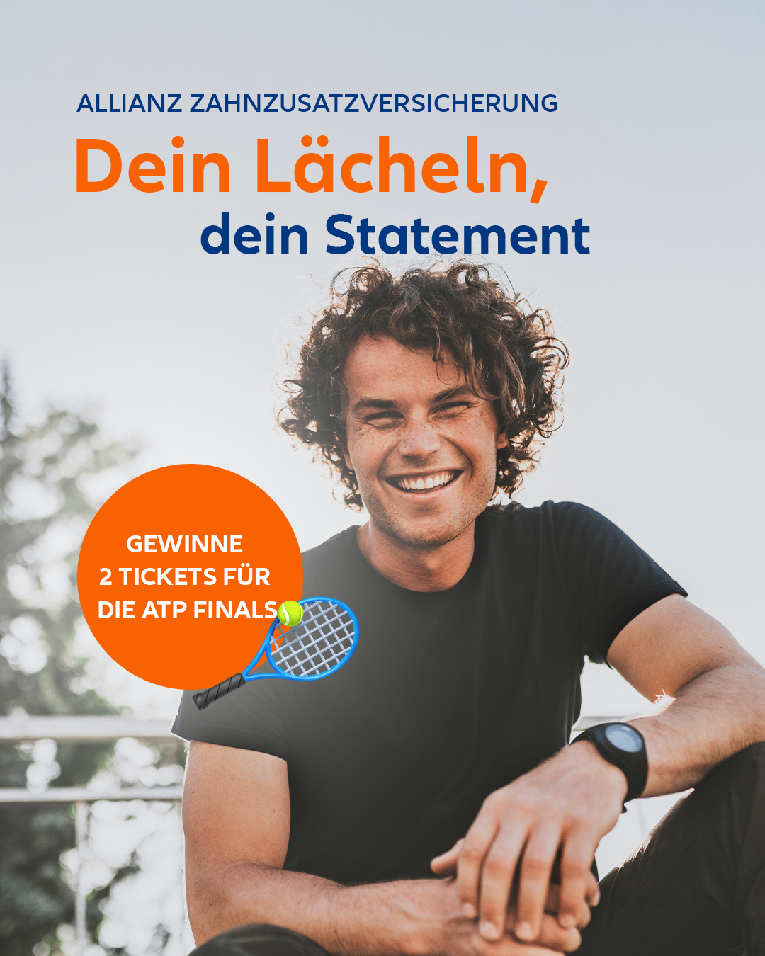 Ein lächelnder Mann mit einem Tennisschläger mit dem Text 'Dein Lächeln, deine Aussage' und 'Gewinnen Sie 2 Tickets für die ATP Finals'.