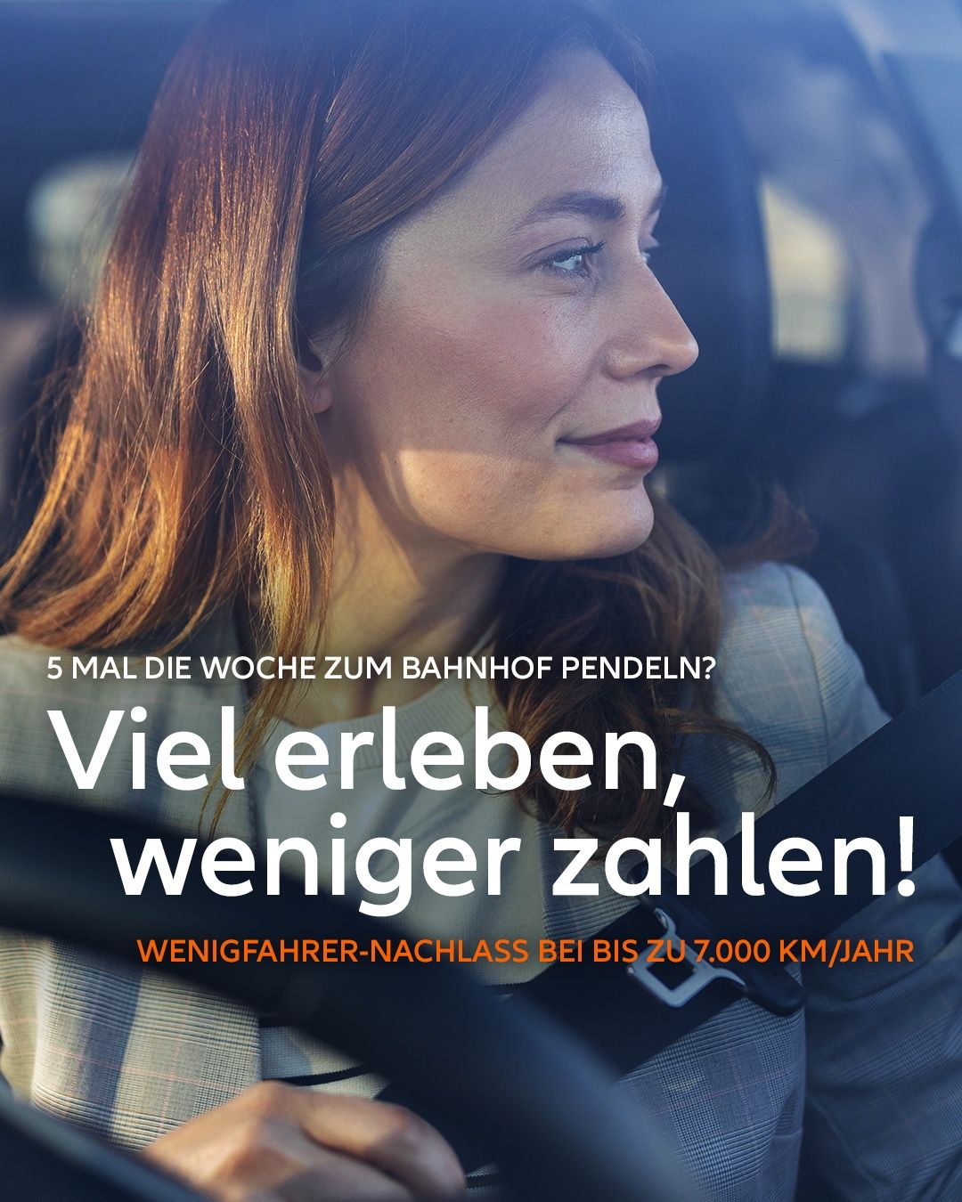 Eine Frau mit langen roten Haaren sitzt in einem Auto, trägt eine karierte Jacke und einen Sicherheitsgurt. Der Text lautet '5 Mal die Woche zum Bahnhof pendeln? Viel erleben, weniger zahlen!' auf Deutsch.