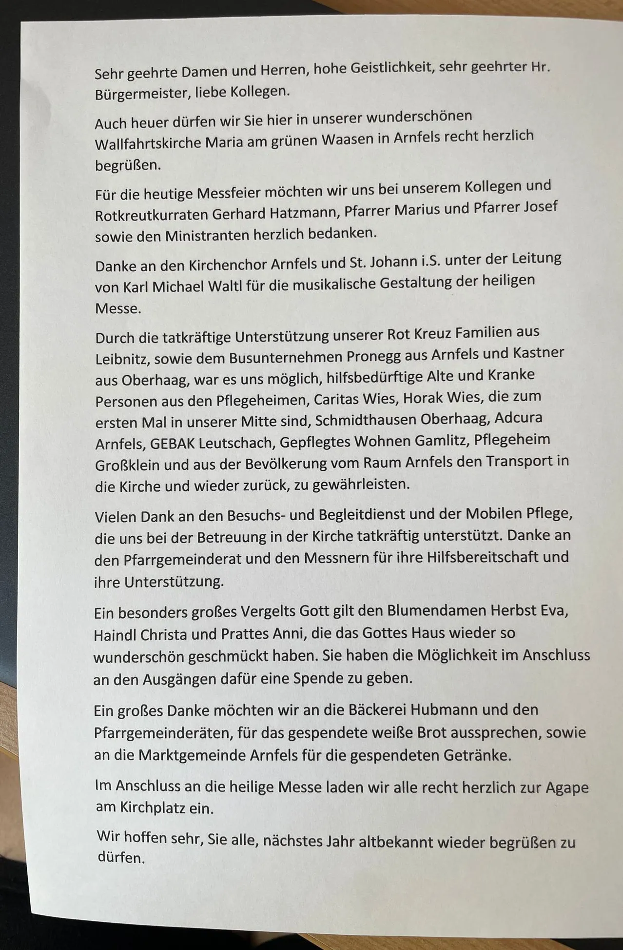 Der Text drückt Dankbarkeit gegenüber Kollegen und Gemeindemitgliedern für deren Unterstützung während eines Gottesdienstes aus. Es wird die musikalische Gestaltung, die Hilfe für ältere und kranke Menschen sowie die Unterstützung verschiedener Gruppen und Personen gewürdigt. Besonderer Dank gilt denjenigen, die die Kirche geschmückt haben.
