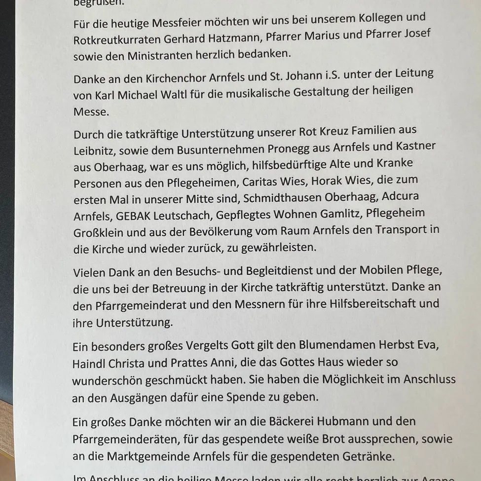 Der Text drückt Dankbarkeit gegenüber Kollegen und Gemeindemitgliedern für deren Unterstützung während eines Gottesdienstes aus. Es wird die musikalische Gestaltung, die Hilfe für ältere und kranke Menschen sowie die Unterstützung verschiedener Gruppen und Personen gewürdigt. Besonderer Dank gilt denjenigen, die die Kirche geschmückt haben.