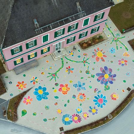 Bild enthält, City, Outdoors, Road, Downtown, Urban, Building, Aerial View, Housing, House, Driveway