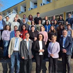 Bild enthält, Groupshot, Person, College, Adult, Female, Woman, Coat, Jeans, Male, Man