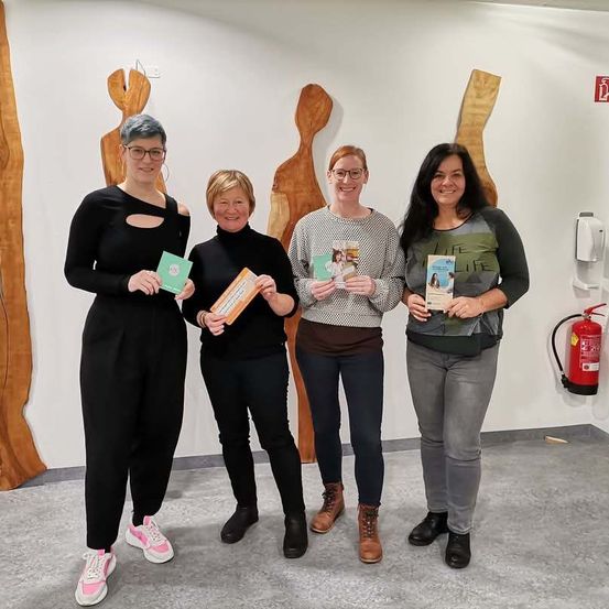 Bild enthält, Groupshot, Person, People, Adult, Female, Woman, Face, Head, Driving License, Text