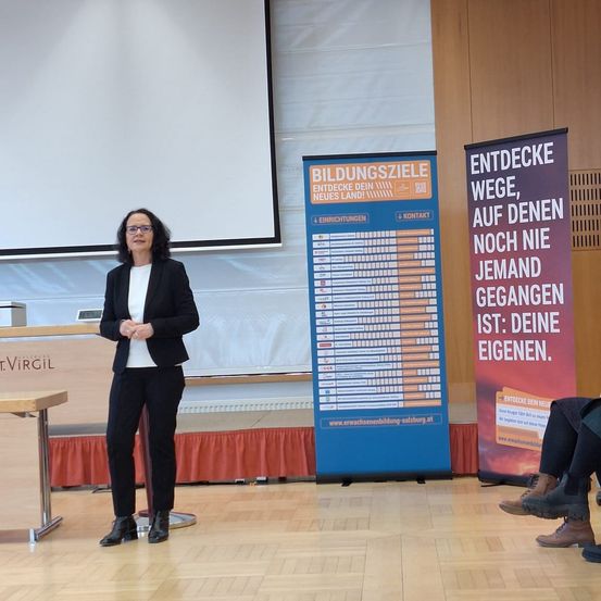 Bild enthält, Crowd, Person, Audience, Speech, Coat, Adult, Female, Woman, Glasses, Suit