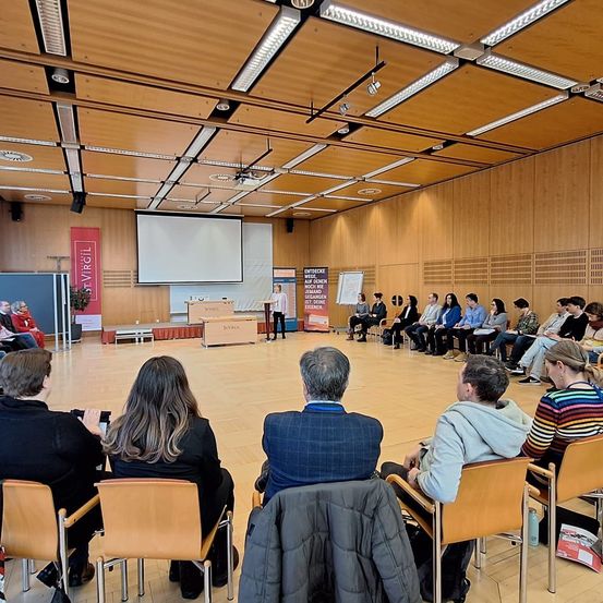 Bild enthält, People, Person, Crowd, School, Adult, Female, Woman, Classroom, Indoors, Lecture