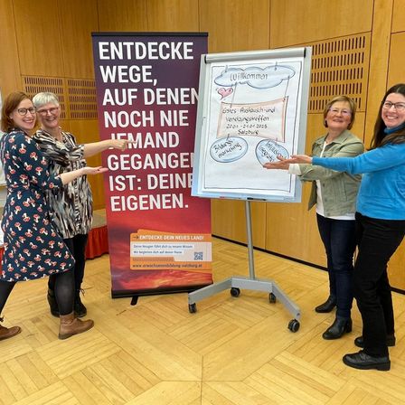 Bild enthält, Adult, Female, Person, Woman, Furniture, Table, Desk, Shoe, Glasses, Advertisement