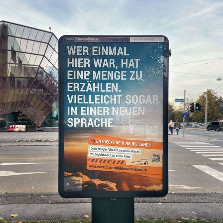 Bild enthält, Advertisement, Light, Traffic Light, Architecture, Building, Person, Machine, Wheel, Car, Road