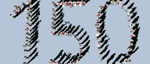 Die Stadt feiert das Jahr der Musik, mit einer großen Gruppe von Musikern, die die Zahl 50 bilden. Sie spielen verschiedene Instrumente und tragen rote und weiße Uniformen.