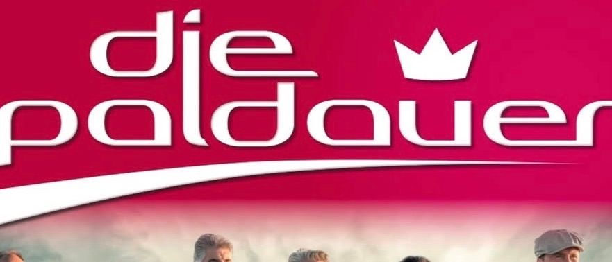 Ein Plakat für das Konzert der Musikgruppe 'Zum Muttertag' mit sechs Männern auf einem Steg, sie halten Gitarren und Trompeten und tragen weiße Outfits.