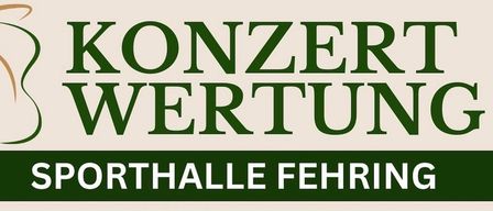 Ein Mann dirigiert ein Orchester in einer Sporthalle in Fehring, mit Franz Gingl als Moderator. Das Publikum sitzt auf Stühlen und das Orchester spielt verschiedene Instrumente.