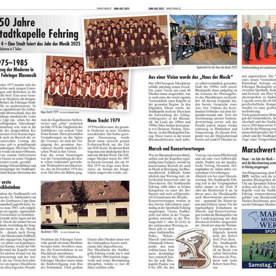 Ein Zeitungsartikel feiert 50 Jahre der Stadtkapelle Fehing, einer modernen Blaskapelle in den Jahren 1975-1985. Der Artikel beschreibt die Reise, Reformen und Modernisierung der Band. 1979 wurde die Band zu einer Blaskapelle mit neuen Uniformen und Instrumenten. Der Artikel erwähnt auch die Gründung der Musikschule 1984, die eine wichtige Rolle in der Entwicklung der Band spielte.