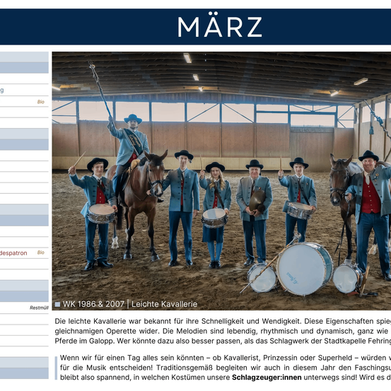 Das Bild zeigt eine Gruppe von Personen in traditioneller Kleidung, die auf Pferden reiten und Musikinstrumente halten. Sie führen wahrscheinlich eine musikalische oder theatralische Aufführung auf. Der Schauplatz scheint eine überdachte Arena mit sandigem Boden und Metallstrukturen im Hintergrund zu sein.