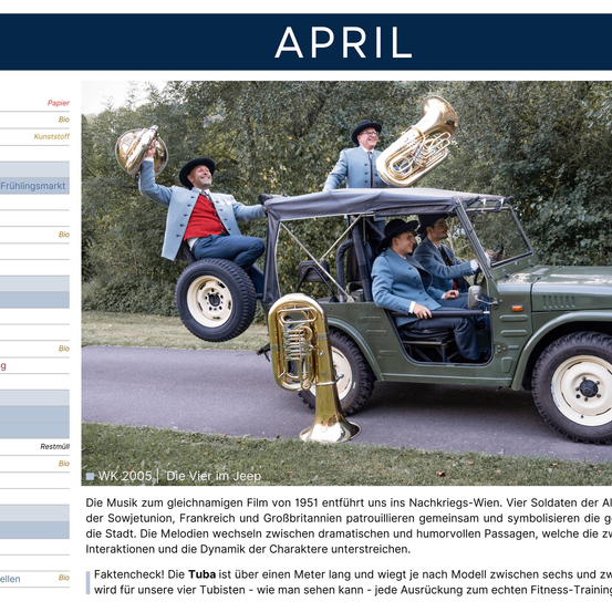Ein Bild aus einem Film mit vier Soldaten, die in einem Jeep mit Musikinstrumenten fahren. Der Film spielt in Nachkriegs-Wien und symbolisiert Interaktionen und Dynamiken zwischen Charakteren.