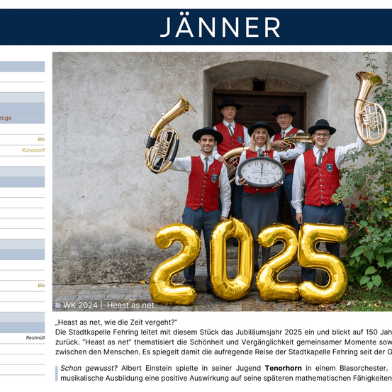 Das Bild zeigt die Jahrner Brass Band mit einer goldenen Zahl 2025 vor ihnen. Sie sind in traditionellen roten Uniformen gekleidet und halten Musikinstrumente. Das Bild trägt den Titel WK 2024 | Heast as net.