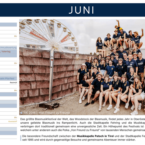 Eine Gruppe von Menschen in blauen Hemden und Hüten posiert auf einem Holzzaun. Dahinter steht ein Riesenrad. Die Veranstaltung heißt 'WK 2016' und dreht sich um Musik und Freundschaft.