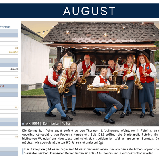 Ein Bild zeigt eine Gruppe von Menschen in roten Westen und blauen Röcken, die Saxophon spielen, vor einem hölzernen Stand mit Dach, geschmückt mit Weihnachtslichtern. Das Bild enthält auch Text auf Deutsch und Englisch.