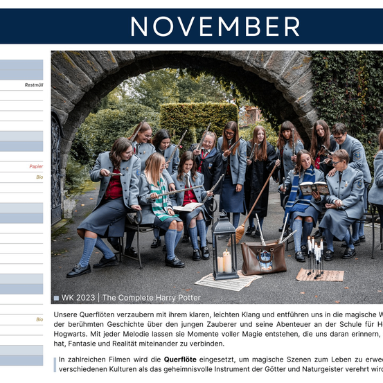 Ein Bild zeigt eine Gruppe von Personen in Uniformen, die Musikinstrumente halten. Sie stehen vor einem Gebäude mit einem Bogen. Der Text auf dem Bild lautet 'WK 2023 | The Complete Harry Potter'.