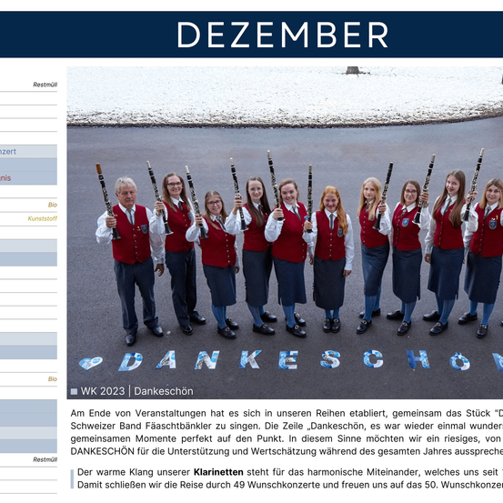 Ein Dezember-Bild zeigt eine Gruppe von Musikern in einer Reihe, alle halten Klarinetten. Sie tragen rote Westen mit weißen Hemden darunter. Dahinter ist eine verschneite Landschaft. Das Bild trägt den Titel Dankeschön und hat ein Wasserzeichen von WK 2023.
